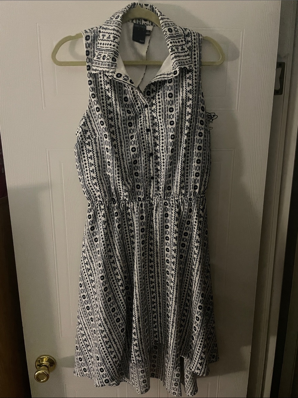Gabby Skye Black & White Sleeveless Collared Mini Dress